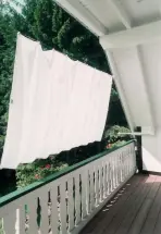 Innenansicht Loggiatyp-Balkon mit Sonnensegel 