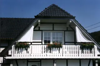 Sonnensegel geschlossen an Dachbalkon im Giebelbereich