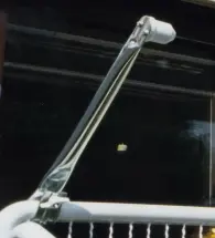 Klemmhalter Bausatz Balkon II an Balkongeländer angeschraubt