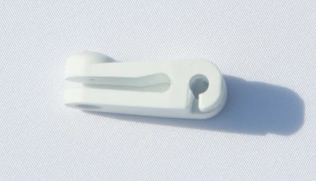 Laufhaken von der Seite gesehen zeigt auf der Gegenseite der Vertiefung eine runde Matererhöhung für die Aufnahme der Schraubenspitze