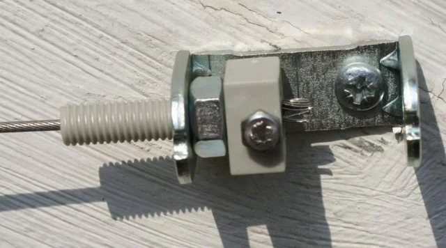 Seilspanner Universal auf Unterlage Stein montiert