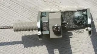 Seilspanner Universal auf Unterlage Stein montiert