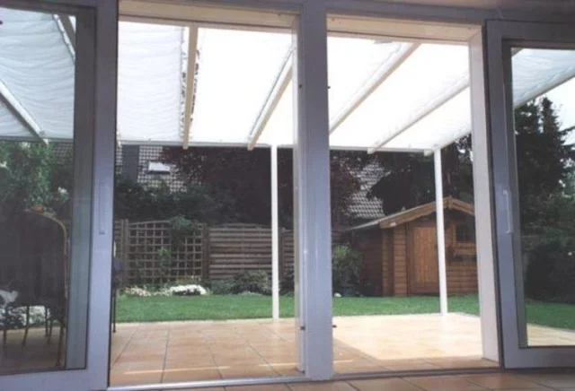 Innenligende Beschattung Terrassenüberdachugn mit weißen Sonnensegeln 420 x 140 cm 