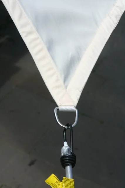 Ecke vom Dreiecksonnensegel mit Edelstahlring und eingehängtem dauerelastischen Spanngurt