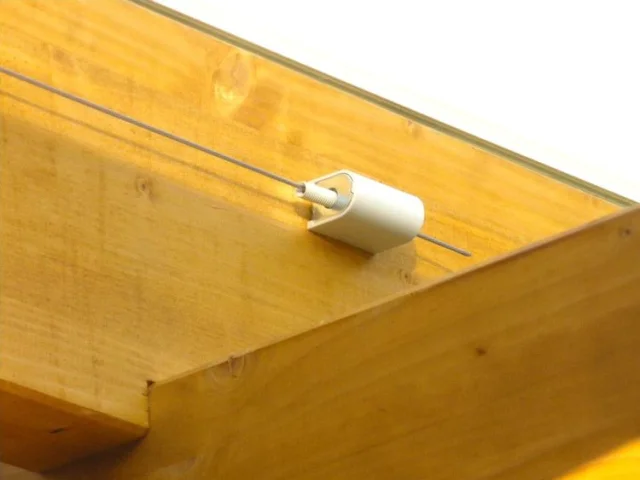 Seilspanner Universal mit ca. 6 cm Abstand zum Glas der Terrassenüberdachung