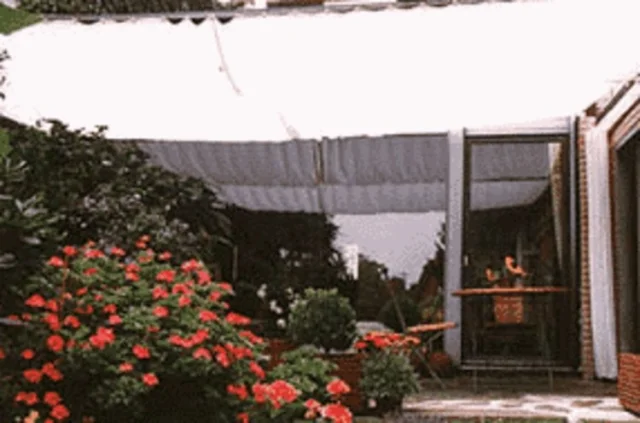 Beschattung Innenhof mit Sonnensegel 420 x 140 cm -  hell elfenbein - mit der Seilspanntechnik Pergola