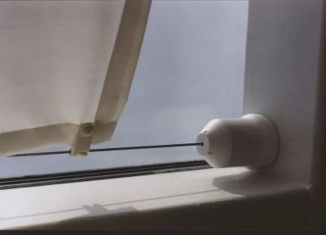 Detail Seilspanntechnik Pergola mit großer weißer Abdeckkappe und Faltsonnensegel