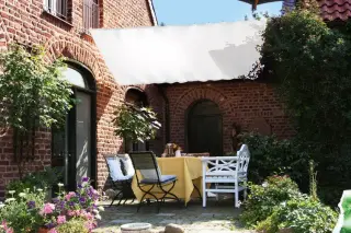 Sonnensegel 330 x 200 cm als Sonnenschutz für einen Innenhof