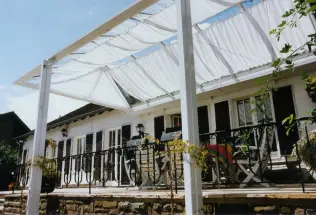 Innenbeschattung eines großen Glasdaches 