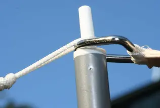 Leichte Montagestange Sonnensegel konkav 2,5 m mit einghängtem Spanngurt und Gegenspannung mit der Kordel