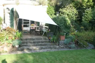 Vorderseite Sonnenschutzsegel konkav ausgespannt über 2x MOntagestab 2,5 m 