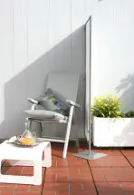 Sichtschutz Paravent in Wandbefestigung, positioniert mit Fußplatte