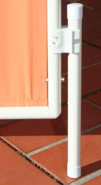 Standrohr unterstützt das freie Ende vom Raumteiler