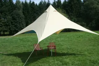 Camping-Freizeit-Sonnensegel (4) Pyramide 4 x 4 m - sandfarben als Sonnenschutz und Regenschutz für die ganze Familie oder als Partyzelt im Garten