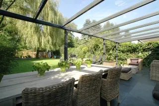 Terrassenüberdachung verlangt nach Bechattung  - mit Sonnensegeln in Seilspanntechnik