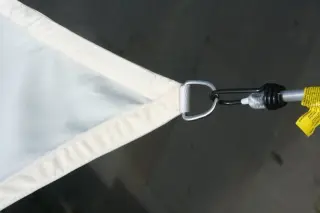 Vierexcksegel an dauerelastischem Spanngurt