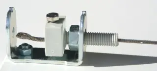 Seilspanner Universal mit einer Schraube auf eine Fläche montiert