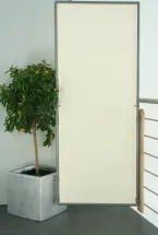 Standfester Paravent Farbe hell elfenbein mit Befestigung Balkongeländer und Pflanzkübel