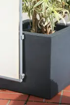 Sichtschutz Paravent auf einer Terrasse stabilisiert mit einem großen Pflanzkübel