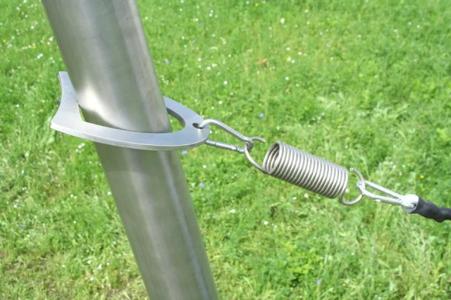 Zugplatte an Edelstahlmast mit Zugfeder zum Sonnensegel konkav