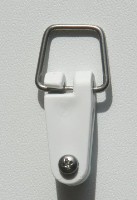 Trapezring eingedreht in den Laufhaken (am Randsaum vom sonnensegel mit der kleinen Edelstahlschraube festgeklemmt)