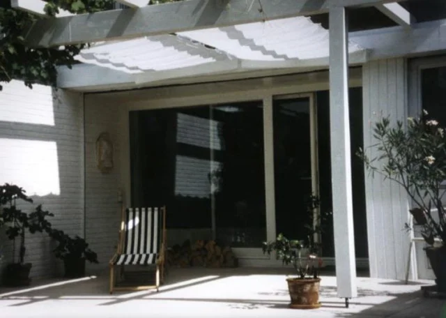 Sonnensegel 330 x 140 cm Fertigmaß - Farbe uni hell elfenbein  - mit 26x Speziallaufhaken