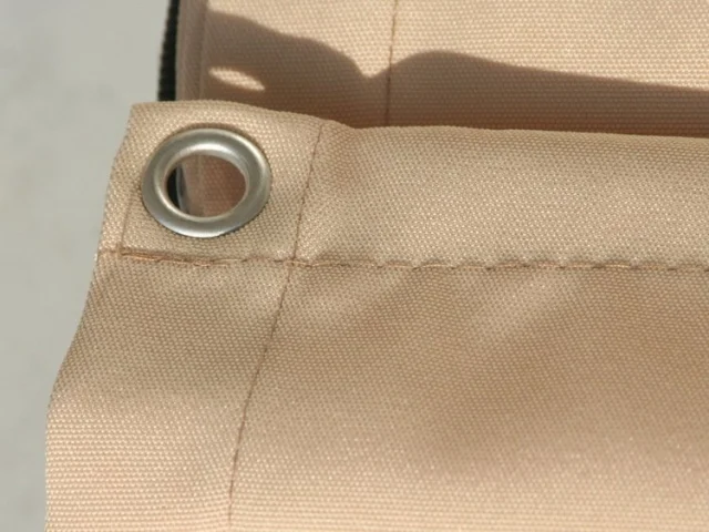 Balkonverkleidung mit Metallösen im Randsaum