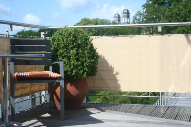 Terrassenansicht mit Balkonsichtschutz Farbe sisal 