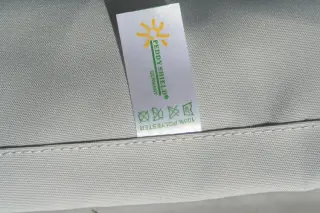 3 cm Randsaum an der Balkonblende aus Polyesterstoff hell silbergrau