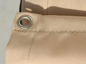 Breiter 3 cm Randsaum, um auch Platz für Metallösen zu bekommen.