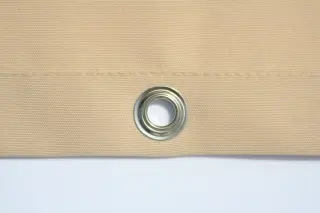 Metallösen im 3 cm breiten Randsaum erlauben eine traditionelle Befestigung