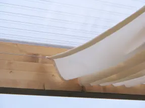 Sonnensegel unter Glas geführt an Edelstahlseilen