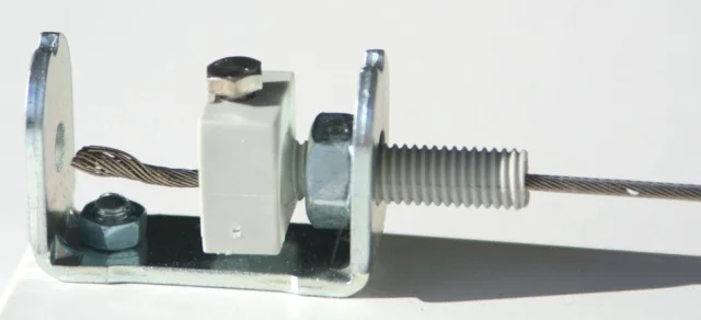Geöffneter Seilspanner Universal mit Edelstahlseil in der Spannschraube