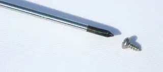 Kleiner Kreuzschraubendreher speziell für die kleine Edelstahlschraube Laufhaken