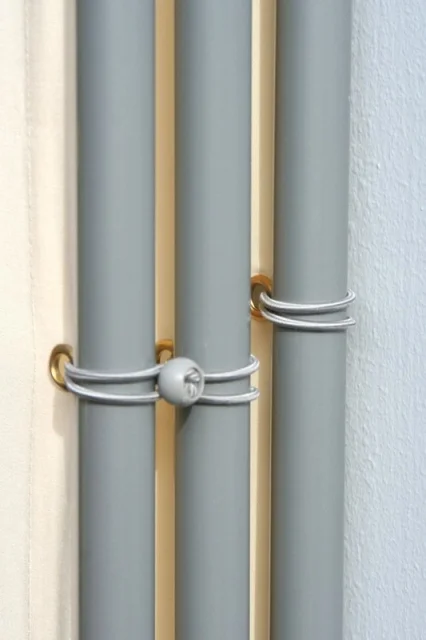 Tuchspanner, um den Sichtschutz Paravent in der Senkrechten blickdicht zu machen