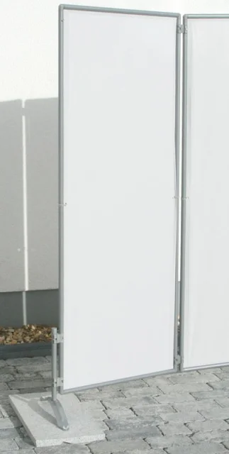 Combi-Ständer mit Granitplatte als Möglichkeit eine Umkleidekabine auf festem Boden stabil aufzustellen