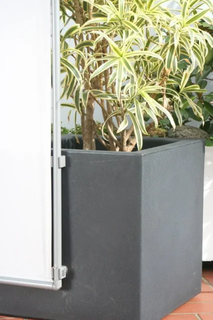 Schon und windstabil ein Paravent angesteckt über 2x Wand-Clip an ein Pflanzgefäß