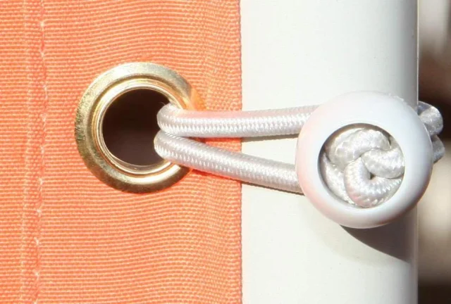 Tuchspanner, um den Sichtschutz Paravent in der Senkrechten blickdicht zu machen