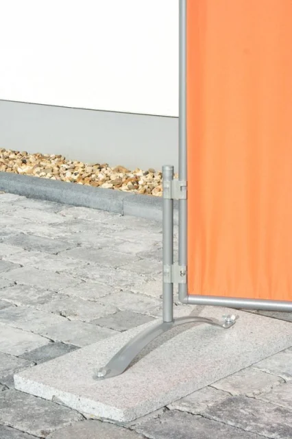 Combi-Ständer mit Granitplatte als Möglichkeit eine Umkleidekabine auf festem Boden stabil aufzustellen