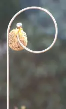 Meisenknödel am Futterstab Evolvente - Hirtenstab aus hochwertigem Marine-Edelstahl