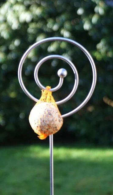 Rankstab Schnecke als Futterstab mit Meisenknödel