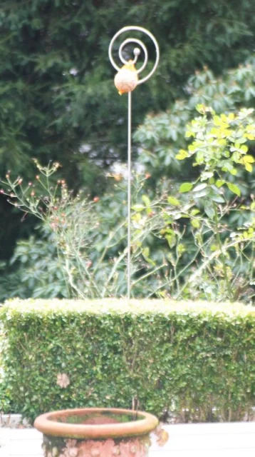 Futterstab Schnecke in Pflanztrog