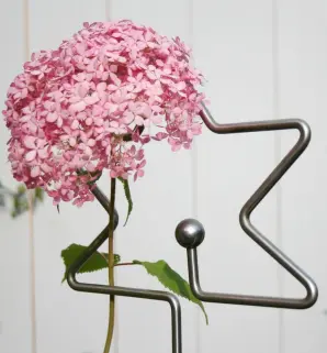 Premium Rankstab Stern 170 cm - mit Kugel aus hochwertigem Edelstahl A4 als Rankhilfe für Stauden etc. und als Futterstab für Vögel