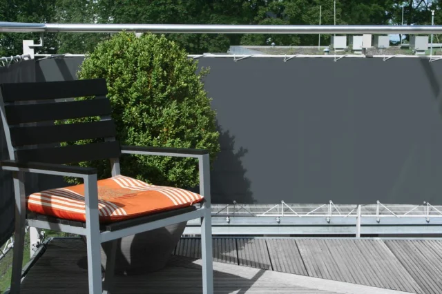 Balkonverkleidung mit Metallösen im Randsaum + Kordel zur Befestigung