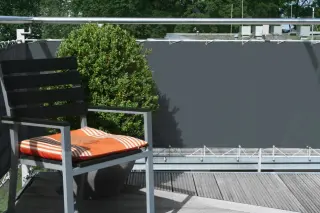 Balkonverkleidung mit Metallösen im Randsaum + Kordel zur Befestigung