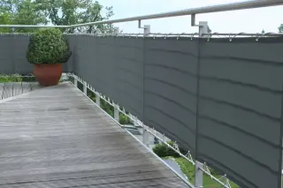Balkonsichtschutz Farbe anthrazit - 75 x 500 cm - aufgerollt, um unnötige Falten zu vermeiden