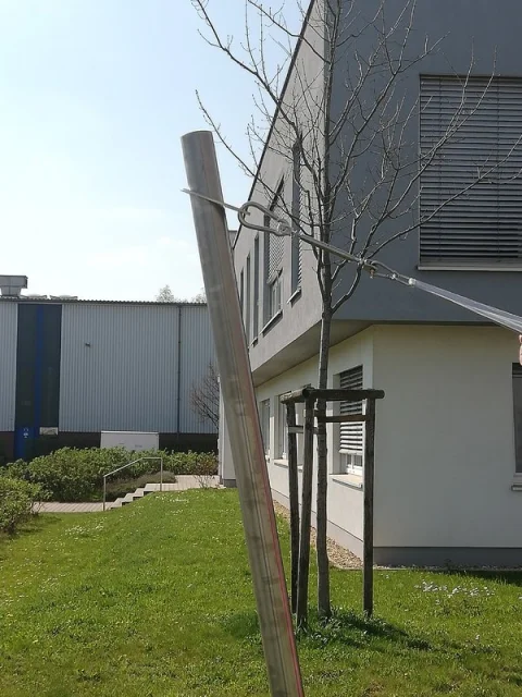 Sonnensegelmast aus gebürstetem Edelstahl