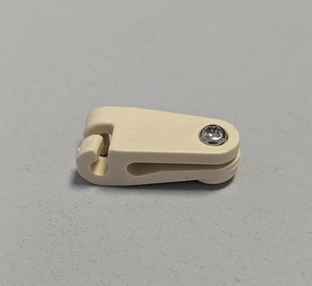 Laufhaken für alle Sonnensegel in Seilspanntechnik - 20 Stück - elfenbein - mit kleinen Edelstahlschrauben zum Anklemmen an das Faltsonnensegel