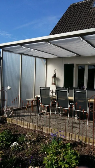 Große Terrassenüberdachung für die Innbeschattung mit Sonnensegeln
