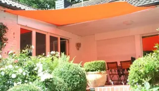 Terrassenbeschattung mit Sonnensegeln